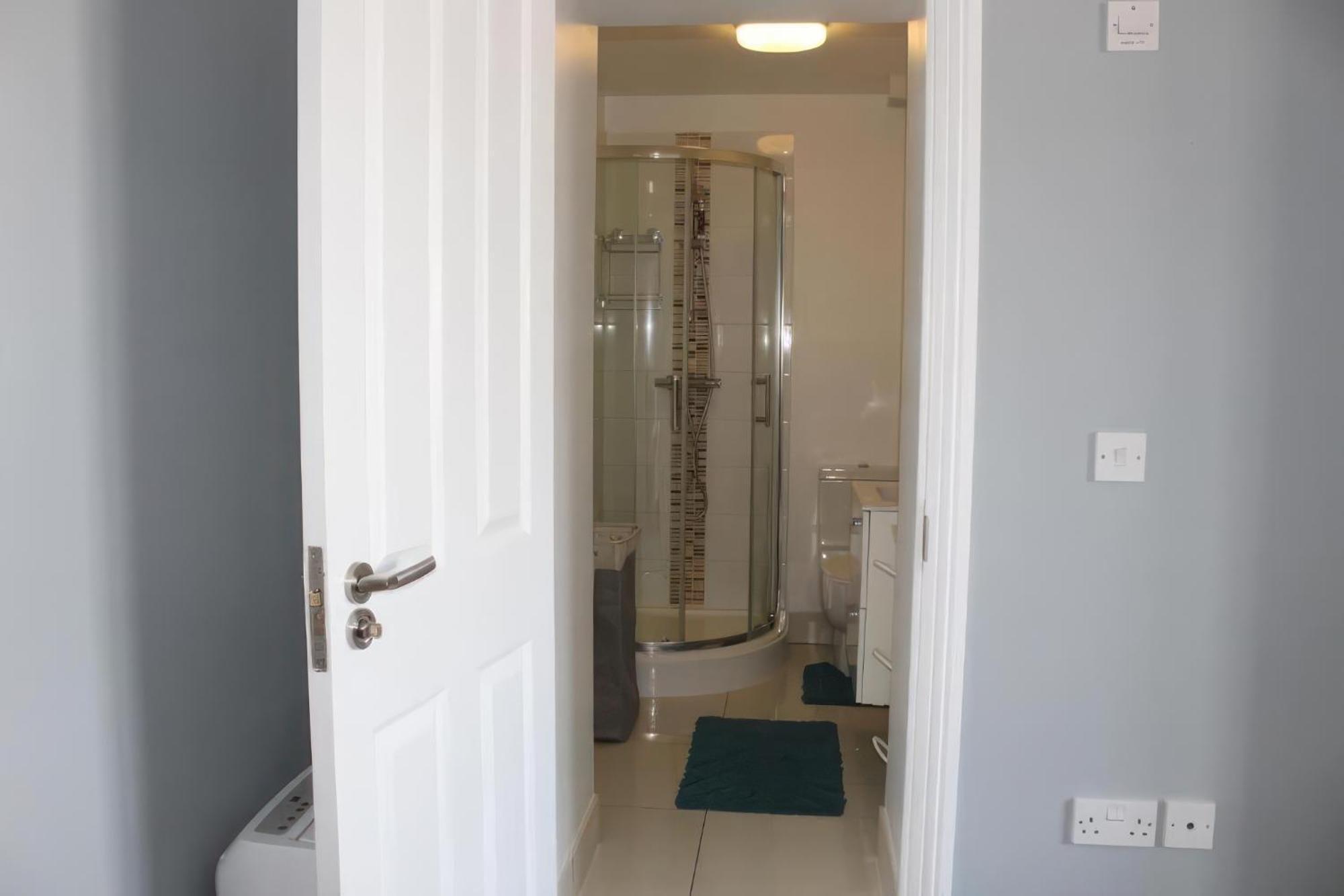 Lovely 2 Bed 2 Bath Flat With Free Parking Poole Buitenkant foto