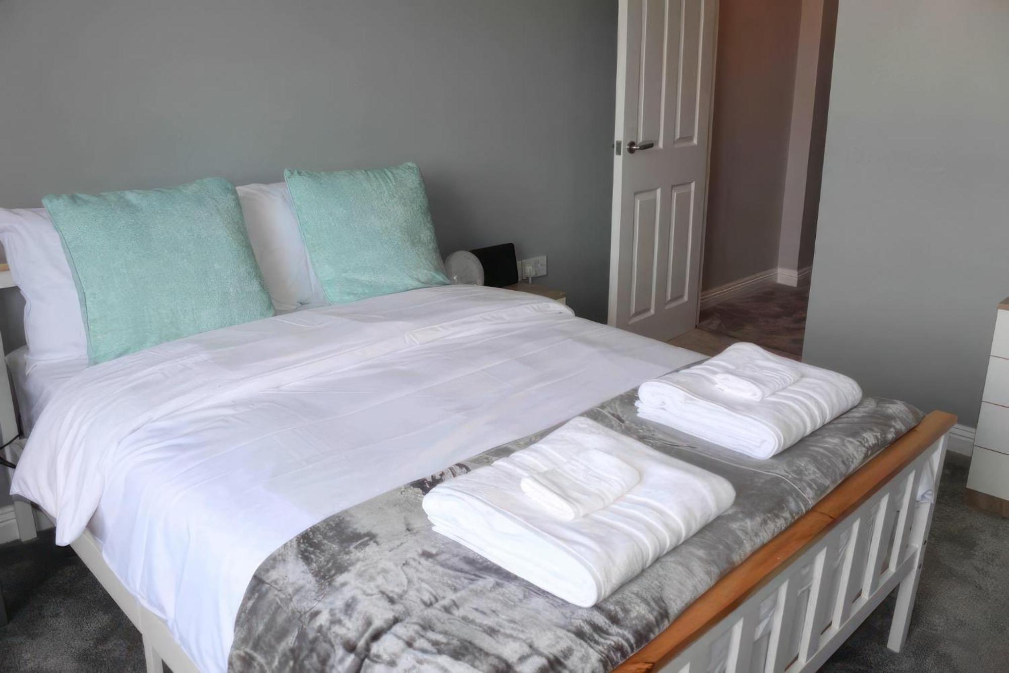 Lovely 2 Bed 2 Bath Flat With Free Parking Poole Buitenkant foto